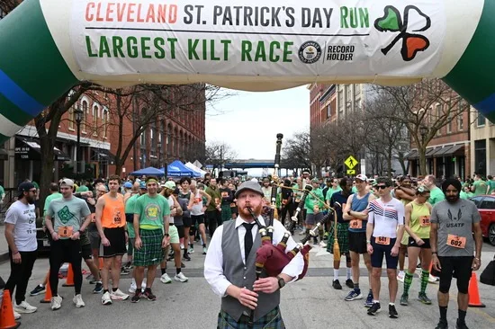 Cleveland St. Patrick's Day Run participants at start line with bagpipe player